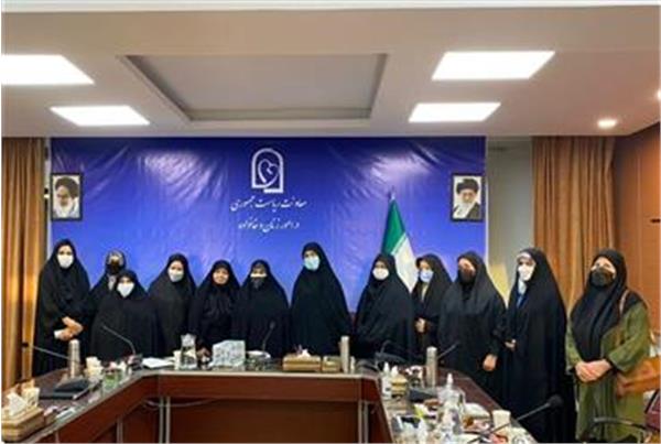 تاریخ را مردان می نویسند اما زنان آن را امضا می کنند
