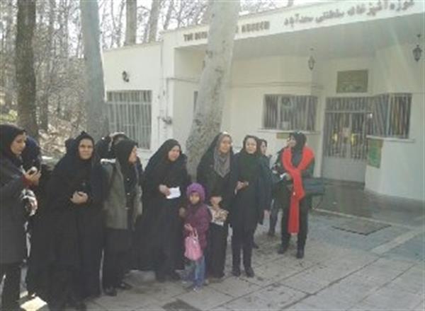 بازدید همکاران خانم به همراه فرزندان از کاخ سعد آباد به مناسبت دهه مبارک فجر