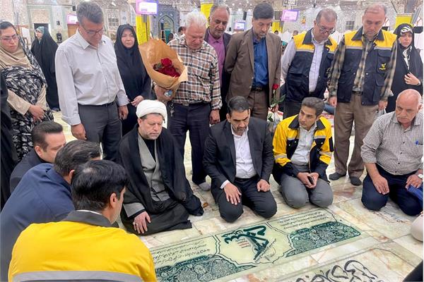 غبارروبی مزار شهدای اقتدار با حضور کارکنان وزارت ارتباطات