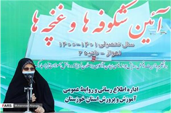 آموزش باید همراه با تربیت ، فرهنگ سازی و آموزش سبک زندگی ایرانی اسلامی باشد.